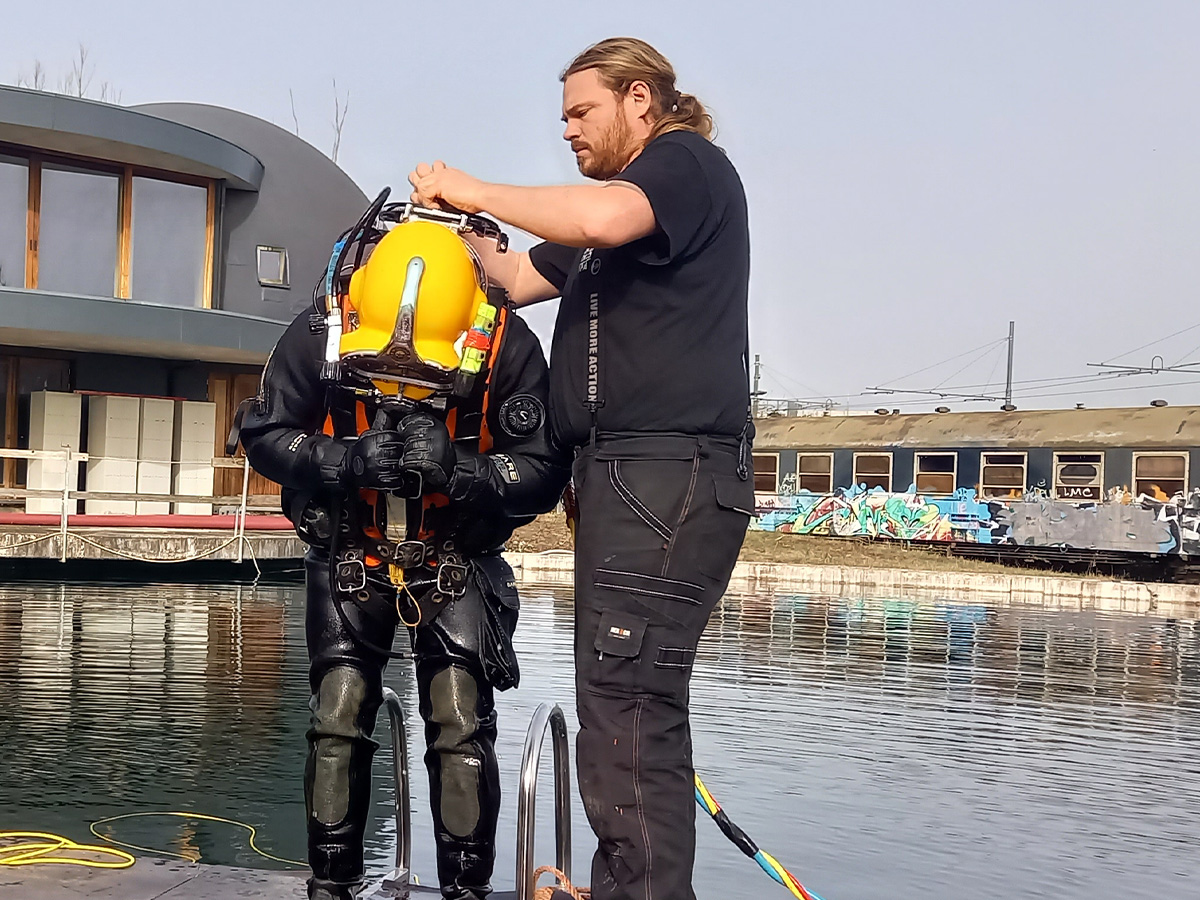 Photo - divers getting ready